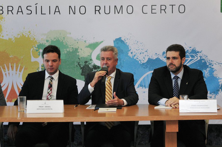 O governador do Distrito Federal, Rodrigo Rollemberg, assinou o decreto que estabelece normas para o serviço de transporte que atua por meio de aplicativos; o texto estabelece regras para os prestadores do serviço e atribuições do governo para garantir a qualidade da atividade; a lei que autoriza a circulação desses veículos no DF foi aprovada pela Câmara Legislativa em junho e sancionada em agosto do ano passado; o decreto estabelece prazo de 120 dias para que as regras sejam cumpridas (Foto: Leonardo Lucena) O governador do Distrito Federal, Rodrigo Rollemberg, assinou o decreto que estabelece normas para o serviço de transporte que atua por meio de aplicativos; o texto estabelece regras para os prestadores do serviço e atribuições do governo para garantir a qualidade da atividade; a lei que autoriza a circulação desses veículos no DF foi aprovada pela Câmara Legislativa em junho e sancionada em agosto do ano passado; o decreto estabelece prazo de 120 dias para que as regras sejam cumpridas