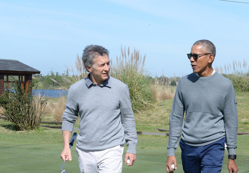Depois de ignorar Michel Temer durante a sua vinda ao Brasil, o ex-presidente dos Estados Unidos, Barack Obama, jogou golfe com o presidente argentino, Maurício Macri; o encontro confirma o que foi dito pelo embaixador Rubens Ricupero, que afirmou que, após o golpe de 2016, líderes internacionais evitam o Brasil e encontros com Temer, rejeitado por mais de 90% dos brasileiros; ou seja: mesmo tendo apoiado o golpe contra a presidente Dilma Rousseff e a democracia brasileira, Obama considera Temer – denunciado por corrupção, organização criminosa e obstrução judicial – radioativo demais para a boa imagem que tenta cultivar pelo mundo (Foto: Leonardo Attuch) Depois de ignorar Michel Temer durante a sua vinda ao Brasil, o ex-presidente dos Estados Unidos, Barack Obama, jogou golfe com o presidente argentino, Maurício Macri; o encontro confirma o que foi dito pelo embaixador Rubens Ricupero, que afirmou que, após o golpe de 2016, líderes internacionais evitam o Brasil e encontros com Temer, rejeitado por mais de 90% dos brasileiros; ou seja: mesmo tendo apoiado o golpe contra a presidente Dilma Rousseff e a democracia brasileira, Obama considera Temer – denunciado por corrupção, organização criminosa e obstrução judicial – radioativo demais para a boa imagem que tenta cultivar pelo mundo