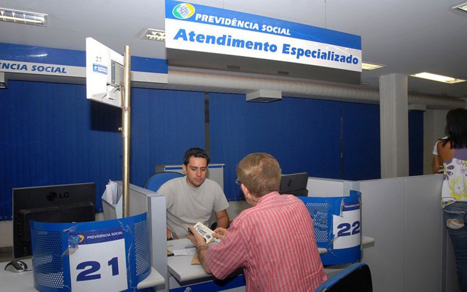 Ao se pronunciar sobre o parcelamento do repasse patronal ao Igeprev, o governo estadual afirmou que o parcelamento obedece a Portaria 402, de 10 de dezembro de 2008, do Ministério da Previdência Social, que autoriza o pagamento desse débito em até 60 vezes, sem necessidade da aval da Assembleia Legislativa; "Portanto não se trata de manobra, uma vez que está se utilizando o que prevê a legislação", disse.
(Foto: Leonardo Lucena) Ao se pronunciar sobre o parcelamento do repasse patronal ao Igeprev, o governo estadual afirmou que o parcelamento obedece a Portaria 402, de 10 de dezembro de 2008, do Ministério da Previdência Social, que autoriza o pagamento desse débito em até 60 vezes, sem necessidade da aval da Assembleia Legislativa; "Portanto não se trata de manobra, uma vez que está se utilizando o que prevê a legislação", disse.