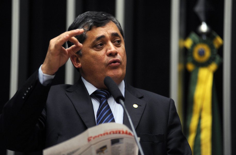 O deputado federal José Guimarães (PT) avaliou que o corte no orçamento do programa Luz Para Todos tem a ver com a privatização das empresas públicas brasileiras e prejudica o desenvolvimento econômico, pois impossibilita a modernização do trabalho no campo e a criação de agroindústrias. “Isso tem impacto na renda, na produção. É a morte para a economia local”, alertou. O parlamentar chamou atenção também para o desmonte das políticas de Estado dos governos de Lula e Dilma que beneficiaram milhões de brasileiros nos últimos anos. “Estão vendendo o Brasil a preço de banana”, disse (Foto: Rodrigo Rocha) O deputado federal José Guimarães (PT) avaliou que o corte no orçamento do programa Luz Para Todos tem a ver com a privatização das empresas públicas brasileiras e prejudica o desenvolvimento econômico, pois impossibilita a modernização do trabalho no campo e a criação de agroindústrias. “Isso tem impacto na renda, na produção. É a morte para a economia local”, alertou. O parlamentar chamou atenção também para o desmonte das políticas de Estado dos governos de Lula e Dilma que beneficiaram milhões de brasileiros nos últimos anos. “Estão vendendo o Brasil a preço de banana”, disse