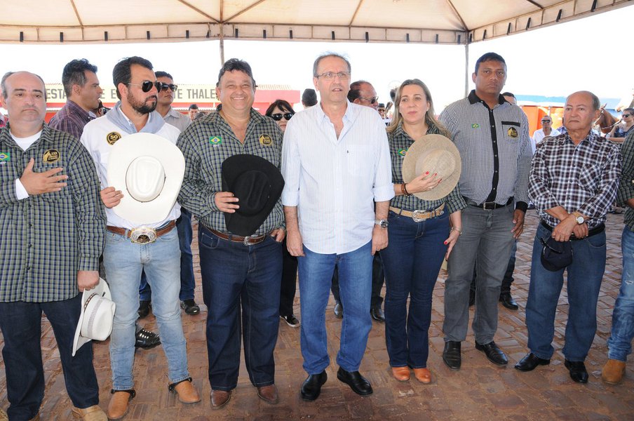 Ao prestigiar a 29ª Cavalgada de Araguaína, o governador Marcelo Miranda afirmou que cidade “tem uma importância fundamental para o agronegócio nesta região e essa cavalgada é uma demonstração de respeito às nossas tradições”; ao participar da abertura da oficial da 49ª Exposição Agropecuária de Araguaína (Expoara), o chefe do executivo disse a feira agropecuária no município é resultado do trabalho conjunto de sindicatos, governos, empresários, parlamentares e de toda a sociedade; “É um conjunto de forças que faz com que a tradição seja mantida, ao mesmo tempo em que movimenta e faz crescer a nossa economia” (Foto: Leonardo Lucena) Ao prestigiar a 29ª Cavalgada de Araguaína, o governador Marcelo Miranda afirmou que cidade “tem uma importância fundamental para o agronegócio nesta região e essa cavalgada é uma demonstração de respeito às nossas tradições”; ao participar da abertura da oficial da 49ª Exposição Agropecuária de Araguaína (Expoara), o chefe do executivo disse a feira agropecuária no município é resultado do trabalho conjunto de sindicatos, governos, empresários, parlamentares e de toda a sociedade; “É um conjunto de forças que faz com que a tradição seja mantida, ao mesmo tempo em que movimenta e faz crescer a nossa economia”