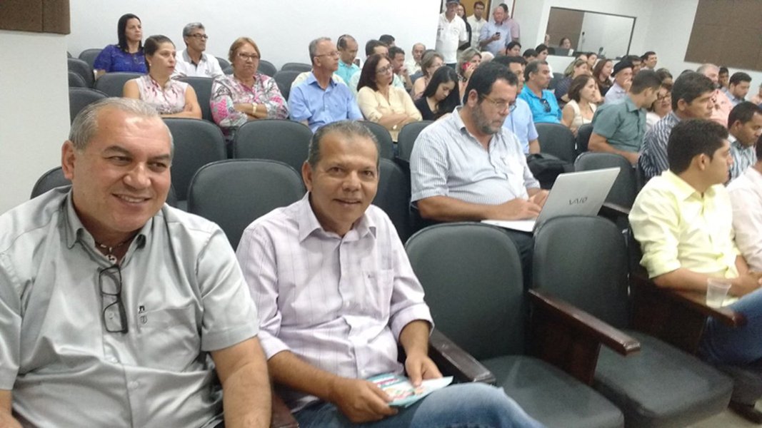 Reunião na sede da Associação dos Municípios Alagoanos (AMA) concluiu que a estiagem que atinge o Estado é a maior da história e tornou insustentável a situação dos municípios produtores de cana-de-açúcar; crise aponta uma redução de 22% na safra 2016/2017, atingindo diretamente 7.402 produtores, que geram 300 mil empregos diretos e indiretos; documento será entregue à bancada federal e a ministros pedindo apoio para a reedição da MP da subvenção da cana, repactuação de empréstimos a vencer e financiamento para renovação dos canaviais e aquisição de insumos (Foto: Voney Malta) Reunião na sede da Associação dos Municípios Alagoanos (AMA) concluiu que a estiagem que atinge o Estado é a maior da história e tornou insustentável a situação dos municípios produtores de cana-de-açúcar; crise aponta uma redução de 22% na safra 2016/2017, atingindo diretamente 7.402 produtores, que geram 300 mil empregos diretos e indiretos; documento será entregue à bancada federal e a ministros pedindo apoio para a reedição da MP da subvenção da cana, repactuação de empréstimos a vencer e financiamento para renovação dos canaviais e aquisição de insumos