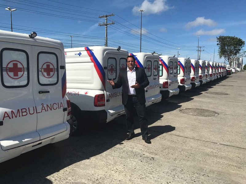 Vice-presidente da comissão de Saúde e Saneamento da Assembleia Legislativa, o deputado Alan Sanches (DEM) faz um 'apelo' para que o governo do Estado libere a frota de ambulâncias que, segundo ele, está parada na Secretaria de Saúde do Estado; "Ao invés de manter dezenas de veículos novos parados há mais de 20 dias para fazer propaganda, conclamo que a Sesab faça seu papel e entregue-os aos municípios devidos o quanto antes, pondo fim a mais um descaso", pede Sanches (Foto: Romulo Faro) Vice-presidente da comissão de Saúde e Saneamento da Assembleia Legislativa, o deputado Alan Sanches (DEM) faz um 'apelo' para que o governo do Estado libere a frota de ambulâncias que, segundo ele, está parada na Secretaria de Saúde do Estado; "Ao invés de manter dezenas de veículos novos parados há mais de 20 dias para fazer propaganda, conclamo que a Sesab faça seu papel e entregue-os aos municípios devidos o quanto antes, pondo fim a mais um descaso", pede Sanches
