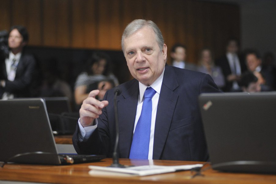 Cada vez mais pressionado por deputados federais e estaduais para não tocar violino enquanto o navio de Michel Temer afunda, o presidente interino do PSDB, senador Tasso Jereissati, afirmou nesta quinta-feira, 1º, que o partido irá tomar uma decisão definitiva na próxima, independente da decisão do TSE sobre a cassação do mandato de Temer; "Nós do PSDB vamos ter que tomar uma decisão, que eu não sei qual será, seja qual for o resultado do TSE. Semana que vem vamos nos reunir e resolver. O partido não pode se dividir. Vou fazer o possível e o impossível para que, na minha presidência interina, o PSDB não se divida" disse Tasso; Planalto já contabiliza as baixas tucanas no Congresso, que podem inviabilizar Michel Temer de vez (Foto: Aquiles Lins) Cada vez mais pressionado por deputados federais e estaduais para não tocar violino enquanto o navio de Michel Temer afunda, o presidente interino do PSDB, senador Tasso Jereissati, afirmou nesta quinta-feira, 1º, que o partido irá tomar uma decisão definitiva na próxima, independente da decisão do TSE sobre a cassação do mandato de Temer; "Nós do PSDB vamos ter que tomar uma decisão, que eu não sei qual será, seja qual for o resultado do TSE. Semana que vem vamos nos reunir e resolver. O partido não pode se dividir. Vou fazer o possível e o impossível para que, na minha presidência interina, o PSDB não se divida" disse Tasso; Planalto já contabiliza as baixas tucanas no Congresso, que podem inviabilizar Michel Temer de vez