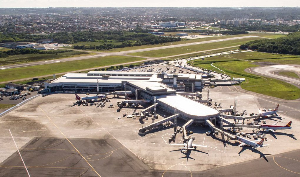 Francesa Vinci Airports ficou com direito de administrar o aeroporto de Salvador, ofertando ágio de cerca de 113%; já a suíça Zurich ficou com Florianópolis, ao propor lance que embutiu ágio de 58% e a alemã Fraport venceu o leilão dos terminais de Fortaleza e Porto Alegre (RS), com oferta ágios de 18% e 852 por cento, respectivamente; em 2016, ano do golpe parlamentar contra Dilma Rousseff, a demanda por voos domésticos no Brasil caiu 5,7%, primeira queda desde 2003 (Foto: Paulo Emílio) Francesa Vinci Airports ficou com direito de administrar o aeroporto de Salvador, ofertando ágio de cerca de 113%; já a suíça Zurich ficou com Florianópolis, ao propor lance que embutiu ágio de 58% e a alemã Fraport venceu o leilão dos terminais de Fortaleza e Porto Alegre (RS), com oferta ágios de 18% e 852 por cento, respectivamente; em 2016, ano do golpe parlamentar contra Dilma Rousseff, a demanda por voos domésticos no Brasil caiu 5,7%, primeira queda desde 2003