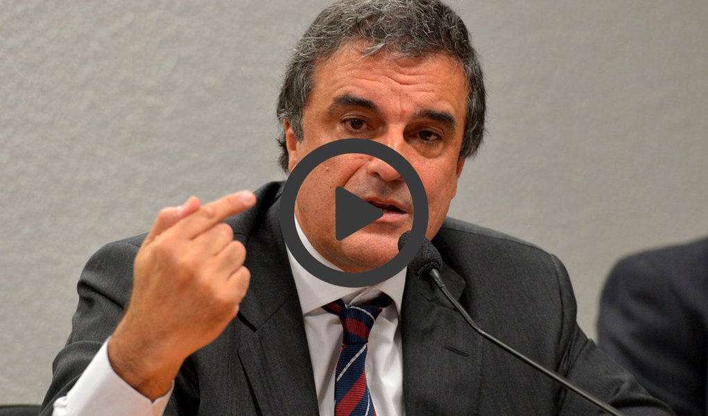 Ex-ministro da Justiça José Eduardo Cardozo disse em depoimento ao juiz Sérgio Moro que o sistema de doações eleitorais do Brasil é "anacrônico, atrasado e ultrapassado", além do fato da legislação resultar em "grandes confusões"; segundo ele, o financiamento público evitaria "desigualdades" e "confusões" geradas pelo caixa 2 (Foto: Paulo Emílio) www.brasil247.com - Ex-ministro da Justiça José Eduardo Cardozo disse em depoimento ao juiz Sérgio Moro que o sistema de doações eleitorais do Brasil é "anacrônico, atrasado e ultrapassado", além do fato da legislação resultar em "grandes confusões"; segundo ele, o financiamento público evitaria "desigualdades" e "confusões" geradas pelo caixa 2