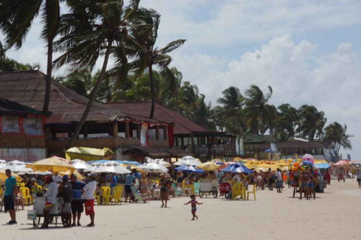 Representantes do Ministério Público Federal, além de órgãos da União e de Alagoas, durante reunião com proprietários das barracas instaladas na Praia do Francês, em Marechal Deodoro - considerada um dos cartões postais de Alagoas - , que tiveram os seus empreendimentos interditados por decisão da Justiça Federal, para encontrar uma solução que envolve 13 barracas erguidas sem licenciamento ambiental e autorização de funcionamento; ideia do município é regularizar o funcionamento das barracas; no entanto, proposta terá que ser submetida à devida análise jurídica, uma vez que há decisões desfavoráveis aos comerciantes (Foto: Voney Malta) Representantes do Ministério Público Federal, além de órgãos da União e de Alagoas, durante reunião com proprietários das barracas instaladas na Praia do Francês, em Marechal Deodoro - considerada um dos cartões postais de Alagoas - , que tiveram os seus empreendimentos interditados por decisão da Justiça Federal, para encontrar uma solução que envolve 13 barracas erguidas sem licenciamento ambiental e autorização de funcionamento; ideia do município é regularizar o funcionamento das barracas; no entanto, proposta terá que ser submetida à devida análise jurídica, uma vez que há decisões desfavoráveis aos comerciantes
