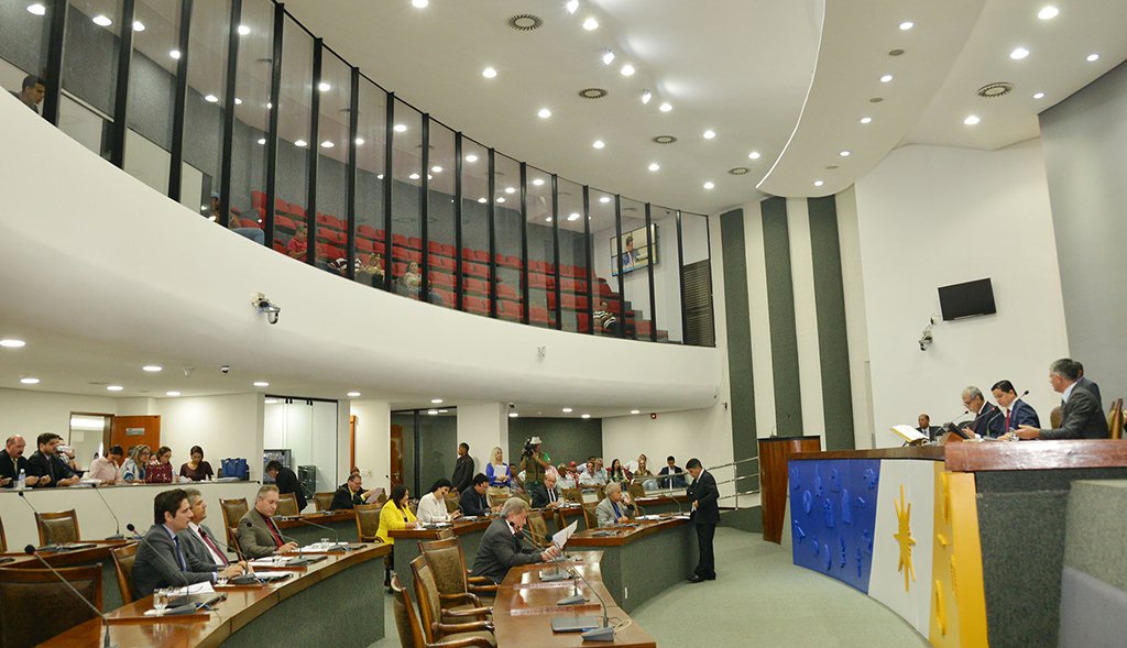 Os 24 deputados estaduais estão de acordo com a participação dos prefeitos nas discussões sobre a destinação dos recursos oriundos do pedido de empréstimo do governo estadual, no valor de R$ 453 milhões, junto à Caixa Econômica; o encontro com os gestores municipais acontece na próxima quarta-feira (23), no auditório da Assembleia Legislativa; o pedido está em tramitação na Casa; além de apoiar a discussão, os deputados estão mobilizando, em suas redes sociais, os prefeitos de suas regiões (Foto: Leonardo Lucena) Os 24 deputados estaduais estão de acordo com a participação dos prefeitos nas discussões sobre a destinação dos recursos oriundos do pedido de empréstimo do governo estadual, no valor de R$ 453 milhões, junto à Caixa Econômica; o encontro com os gestores municipais acontece na próxima quarta-feira (23), no auditório da Assembleia Legislativa; o pedido está em tramitação na Casa; além de apoiar a discussão, os deputados estão mobilizando, em suas redes sociais, os prefeitos de suas regiões