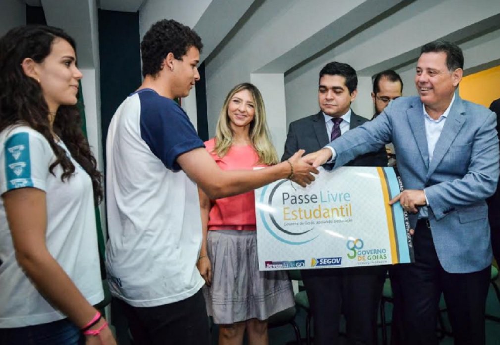 Por determinação do governador Marconi Perillo, o titular da Secretaria de Cidades, Meio Ambiente, Infraestrutura e Assuntos Metropolitanos (Secima), Vilmar Rocha, anunciou nesta quinta-feira investimentos de R$ 12 milhões do Programa Goiás na Frente na construção de 500 novos abrigos para pontos de ônibus na Grande Goiânia; anúncio foi feito durante a reunião da Câmara Deliberativa de Transportes Coletivos (CDTC), que respaldou o congelamento da tarifa de ônibus em R$ 3,70 anunciado ontem por Marconi, em mensagem nas redes sociais (Foto: José Barbacena) Por determinação do governador Marconi Perillo, o titular da Secretaria de Cidades, Meio Ambiente, Infraestrutura e Assuntos Metropolitanos (Secima), Vilmar Rocha, anunciou nesta quinta-feira investimentos de R$ 12 milhões do Programa Goiás na Frente na construção de 500 novos abrigos para pontos de ônibus na Grande Goiânia; anúncio foi feito durante a reunião da Câmara Deliberativa de Transportes Coletivos (CDTC), que respaldou o congelamento da tarifa de ônibus em R$ 3,70 anunciado ontem por Marconi, em mensagem nas redes sociais