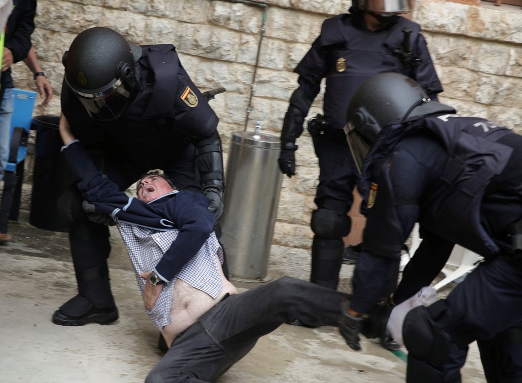 O referendo pela independência da Catalunha foi encerrado na tarde deste domingo com forte repressão policial; quase mil pessoas ficaram feridas; votação foi convocada por separatistas e considerada ilegal pelo governo espanhol; número de vítimas atendidas por serviços médicos em decorrência da ação policial para reprimir a votação chegou a 761, de acordo com o governo regional da Catalunha (Foto: José Barbacena) O referendo pela independência da Catalunha foi encerrado na tarde deste domingo com forte repressão policial; quase mil pessoas ficaram feridas; votação foi convocada por separatistas e considerada ilegal pelo governo espanhol; número de vítimas atendidas por serviços médicos em decorrência da ação policial para reprimir a votação chegou a 761, de acordo com o governo regional da Catalunha