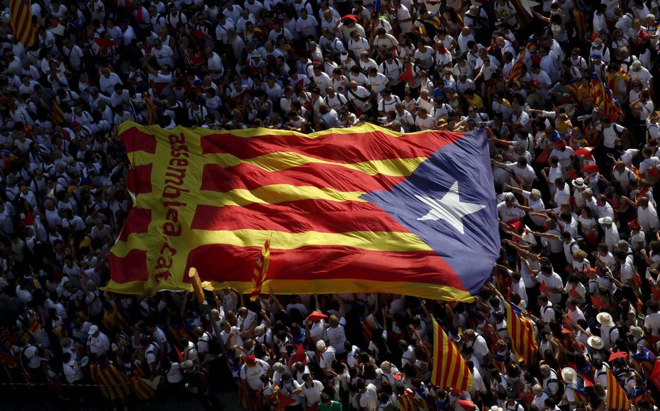 Apoiadores da independência catalã começaram a ocupar as seções de votação nesta sexta-feira, estabelecendo um possível confronto com a polícia, que foi orientada a dispersá-los para que um referendo não aconteça no domingo; o governo central, que enviou milhares de reforços policiais para impedir que as pessoas votem e tentou desmantelar a infraestrutura necessária para realizar o referendo que considera ilegal, insistiu que a consulta não seguiria em frente (Foto: Romulo Faro) Apoiadores da independência catalã começaram a ocupar as seções de votação nesta sexta-feira, estabelecendo um possível confronto com a polícia, que foi orientada a dispersá-los para que um referendo não aconteça no domingo; o governo central, que enviou milhares de reforços policiais para impedir que as pessoas votem e tentou desmantelar a infraestrutura necessária para realizar o referendo que considera ilegal, insistiu que a consulta não seguiria em frente
