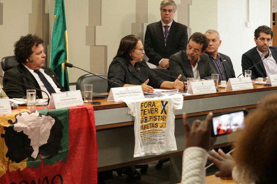 Parlamentes e representantes de entidades ligadas ao movimento negro e em defesa dos povos tradicionais se manifestaram nesta quinta-feira 10 favoráveis à manutenção do Decreto nº 4887/2003, editado pelo ex-presidente Lula, que regulamenta o processo de identificação e titulação das terras ocupadas por remanescentes dos quilombos; o debate aconteceu na Comissão de Direitos Humanos do Senado, a pedido da senadora Fátima Bezerra (PT-RN) (Foto: Gisele Federicce) Parlamentes e representantes de entidades ligadas ao movimento negro e em defesa dos povos tradicionais se manifestaram nesta quinta-feira 10 favoráveis à manutenção do Decreto nº 4887/2003, editado pelo ex-presidente Lula, que regulamenta o processo de identificação e titulação das terras ocupadas por remanescentes dos quilombos; o debate aconteceu na Comissão de Direitos Humanos do Senado, a pedido da senadora Fátima Bezerra (PT-RN)