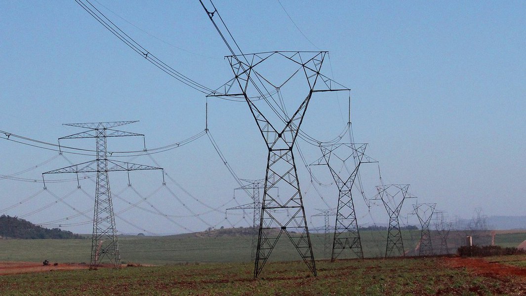 Os dias serão alternados, mas vários bairros de Maceió e municípios do interior alagoano vão ficar sem energia elétrica até o dia 21 deste mês; o sistema será interrompido, em horários diferentes, para manutenção na rede de distribuição da Eletrobras Distribuição Alagoas (Foto: Voney Malta) Os dias serão alternados, mas vários bairros de Maceió e municípios do interior alagoano vão ficar sem energia elétrica até o dia 21 deste mês; o sistema será interrompido, em horários diferentes, para manutenção na rede de distribuição da Eletrobras Distribuição Alagoas