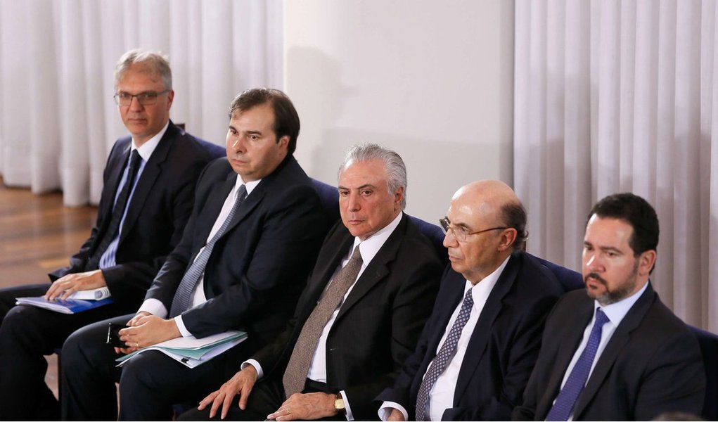 Ministro da Fazenda, Henrique Meirelles, tentou minimizar o tombo de 3,6% no Produto Interno Bruto, divulgado nesta terça-feira, 7, pelo IBGE; resultado, fruto do golpe parlamentar contra a presidente Dilma Rousseff, coloca o Brasil na pior recessão de sua história; para Meirelles, entretanto, resultado faz parte do passado; "O PIB que foi divulgado hoje se refere ao ano passado. É o espelho retrovisor", afirmou o ministro; para este ano, mercado financeiro projeta estagnação para economia brasileira (Foto: Aquiles Lins) Ministro da Fazenda, Henrique Meirelles, tentou minimizar o tombo de 3,6% no Produto Interno Bruto, divulgado nesta terça-feira, 7, pelo IBGE; resultado, fruto do golpe parlamentar contra a presidente Dilma Rousseff, coloca o Brasil na pior recessão de sua história; para Meirelles, entretanto, resultado faz parte do passado; "O PIB que foi divulgado hoje se refere ao ano passado. É o espelho retrovisor", afirmou o ministro; para este ano, mercado financeiro projeta estagnação para economia brasileira