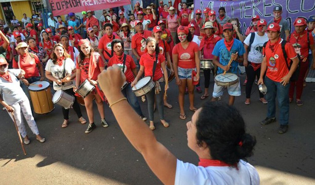 Integrantes do MST fazem uma manifestação contra a reforma da Previdência, nas cidades de Londrina, Maringá, Rolândia e Apucarana, no norte do Paraná; segundo a coordenadora regional do MST Ceres Hadich, o protesto faz parte da Jornada Nacional de Lutas das Mulheres, e entre os temas mais preocupantes é a reforma da Previdência; "Nós queremos denunciar e também dialogar com a sociedade sobre as consequências dessa reforma que vai prejudicar, principalmente, as mulheres" (Foto: Leonardo Lucena) Integrantes do MST fazem uma manifestação contra a reforma da Previdência, nas cidades de Londrina, Maringá, Rolândia e Apucarana, no norte do Paraná; segundo a coordenadora regional do MST Ceres Hadich, o protesto faz parte da Jornada Nacional de Lutas das Mulheres, e entre os temas mais preocupantes é a reforma da Previdência; "Nós queremos denunciar e também dialogar com a sociedade sobre as consequências dessa reforma que vai prejudicar, principalmente, as mulheres"