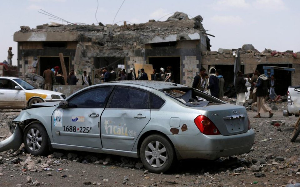 Forças militares da Arábia Saudita bombardearam nesta quarta-feira, 23, um hotel próximo da capital do Iêmen, Sana'a; pelo menos 35 pessoas, incluindo rebeldes e civis, morreram, e dezenas foram feridas, relatam oficiais citando oficiais e testemunhas oculares (Foto: Aquiles Lins) Forças militares da Arábia Saudita bombardearam nesta quarta-feira, 23, um hotel próximo da capital do Iêmen, Sana'a; pelo menos 35 pessoas, incluindo rebeldes e civis, morreram, e dezenas foram feridas, relatam oficiais citando oficiais e testemunhas oculares