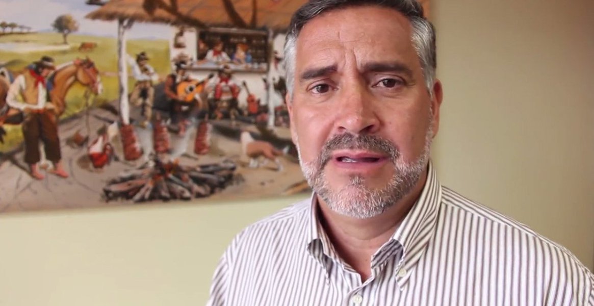 "Ele procura constituir uma narrativa do golpe. Com a sua autoridade, ele fala pelo golpe e procura naturalizar situações e questões que não podem ser naturalizadas. Mas hoje, Gilmar Mendes se superou", diz o deputado Paulo Pimenta (PT-RS) em vídeo; ele critica a tese do ministro do STF de que é preciso diferenciar caixa 2 de propina e ainda a defesa de que é preciso considerar o cenário político para o julgamento contra Temer no TSE (Foto: Ana Pupulin) "Ele procura constituir uma narrativa do golpe. Com a sua autoridade, ele fala pelo golpe e procura naturalizar situações e questões que não podem ser naturalizadas. Mas hoje, Gilmar Mendes se superou", diz o deputado Paulo Pimenta (PT-RS) em vídeo; ele critica a tese do ministro do STF de que é preciso diferenciar caixa 2 de propina e ainda a defesa de que é preciso considerar o cenário político para o julgamento contra Temer no TSE