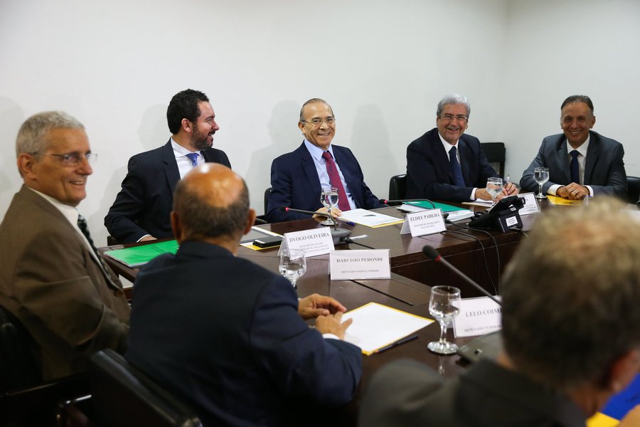 Em mais de duas horas de reunião nesta segunda-feira, os líderes da base aliada apresentaram ao Palácio do Planalto um quadro dos problemas que a reforma da Previdência vai enfrentar no Congresso, mas o governo ainda não abriu as negociações para decidir em que pontos poderá ceder, disse à Reuters uma fonte palaciana; os pontos de maior resistência dos parlamentares, até agora, são as regras de transição, os 49 anos para obter a aposentadoria integral e a criação de uma contribuição individual para os aposentados rurais (Foto: Gisele Federicce) Em mais de duas horas de reunião nesta segunda-feira, os líderes da base aliada apresentaram ao Palácio do Planalto um quadro dos problemas que a reforma da Previdência vai enfrentar no Congresso, mas o governo ainda não abriu as negociações para decidir em que pontos poderá ceder, disse à Reuters uma fonte palaciana; os pontos de maior resistência dos parlamentares, até agora, são as regras de transição, os 49 anos para obter a aposentadoria integral e a criação de uma contribuição individual para os aposentados rurais