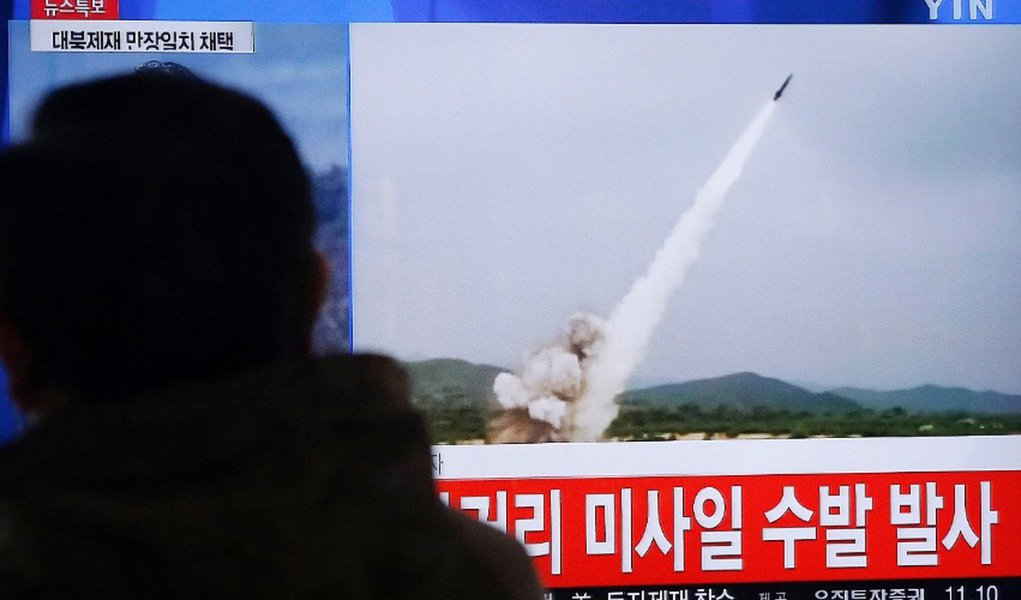 Estados Unidos começaram as movimentações nesta terça-feira, 7, para instalar os primeiros elementos de um avançado sistema de defesa antimísseis na Coreia do Sul, depois que a Coreia do Norte lançou quatro mísseis balísticos em um teste no mar do Japão, aumentando a tensão na região; presidente Donald Trump e o primeiro-ministro japonês, Shinzo Abe, conversaram sobre o lançamento dos mísseis durante um telefonema. Trump também conversou com o presidente interino da Coreia do Sul, Hwang Kyo-ahn (Foto: Aquiles Lins) Estados Unidos começaram as movimentações nesta terça-feira, 7, para instalar os primeiros elementos de um avançado sistema de defesa antimísseis na Coreia do Sul, depois que a Coreia do Norte lançou quatro mísseis balísticos em um teste no mar do Japão, aumentando a tensão na região; presidente Donald Trump e o primeiro-ministro japonês, Shinzo Abe, conversaram sobre o lançamento dos mísseis durante um telefonema. Trump também conversou com o presidente interino da Coreia do Sul, Hwang Kyo-ahn