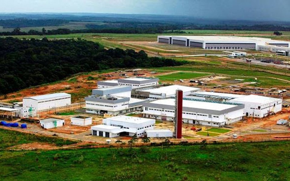 Tribunal de Contas da União (TCU) determinou ao Ministério da Saúde a suspensão da portaria que revogou a parceria do laboratório irlandês Shire com a Hemobrás para a produção do fator recombinante; "A parceria entre a Hemobrás e a Shire, dessa forma, poderá ser retomada e a fabricação do fator recombinante em Goiana, fundamental para tornar a estatal economicamente viável, não sofrerá solução de continuidade", disse o senador Armando Monteiro Neto (PTB-PE); ministro da Saúde, Ricardo Barros, tentava levar a produção do fator recombinante para Maringá (PR), seu reduto eleitoral (Foto: Paulo Emílio) Tribunal de Contas da União (TCU) determinou ao Ministério da Saúde a suspensão da portaria que revogou a parceria do laboratório irlandês Shire com a Hemobrás para a produção do fator recombinante; "A parceria entre a Hemobrás e a Shire, dessa forma, poderá ser retomada e a fabricação do fator recombinante em Goiana, fundamental para tornar a estatal economicamente viável, não sofrerá solução de continuidade", disse o senador Armando Monteiro Neto (PTB-PE); ministro da Saúde, Ricardo Barros, tentava levar a produção do fator recombinante para Maringá (PR), seu reduto eleitoral