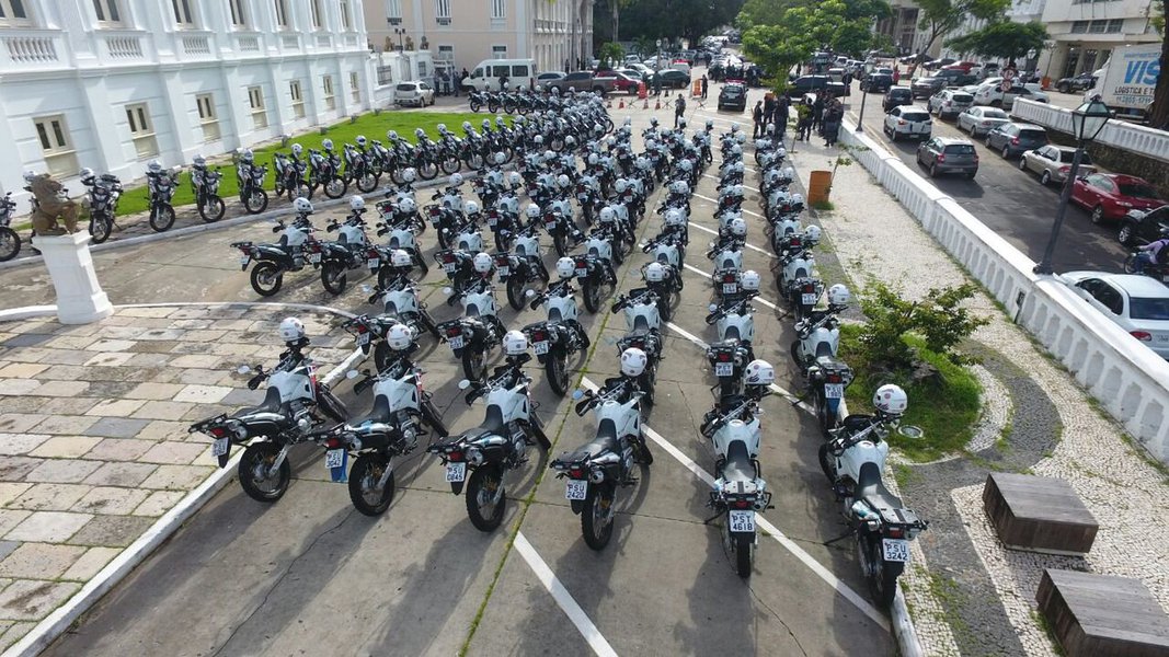 Das 100 novas motos, 72 serão destinadas aos municípios da Região Metropolitana de São Luís, e outras 28 serão distribuídas pelos Comandos de Policiamento de Área do Interior (CPAI), que abrangerão as regiões Tocantina, Baixada, Leste, Vale do Pindaré, Sul e Sertão; "São dois anos de gestão. Se nós colocarmos 790 dias com 523 viaturas, dá a cada dia e meio uma nova viatura para a polícia", disse o governador Flávio Dino (Foto: Leonardo Lucena) Das 100 novas motos, 72 serão destinadas aos municípios da Região Metropolitana de São Luís, e outras 28 serão distribuídas pelos Comandos de Policiamento de Área do Interior (CPAI), que abrangerão as regiões Tocantina, Baixada, Leste, Vale do Pindaré, Sul e Sertão; "São dois anos de gestão. Se nós colocarmos 790 dias com 523 viaturas, dá a cada dia e meio uma nova viatura para a polícia", disse o governador Flávio Dino