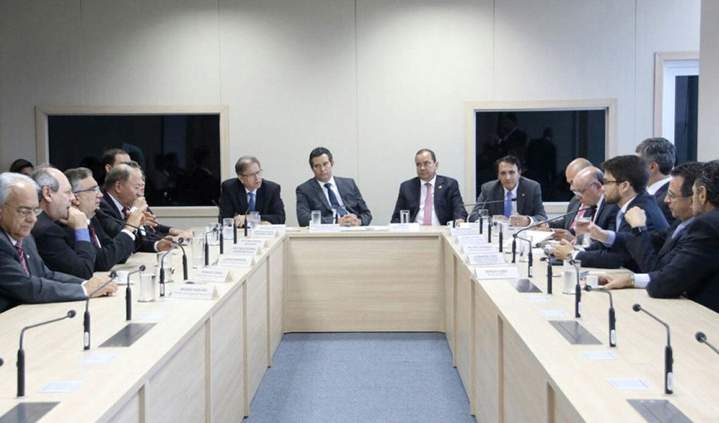 Em reunião no Ministério dos Transportes, o governador Marcelo Miranda e parlamentares da bancada federal do Tocantins estiveram com o ministro Maurício Quintella, para solicitar agilidade para as obras de infraestrutura prioritárias para o Estado; sobre a duplicação da BR-153, entre Aliança do Tocantins e Anápolis (GO), o diretor da ANTT, Sérgio Lobo, informou que está sendo finalizado um processo que decreta a caducidade da concessão da obra para a Galvão Engenharia; "Dessa forma, a ANTT tem condições de realizar outra licitação para a continuidade do projeto", informou o governo (Foto: Aquiles Lins) Em reunião no Ministério dos Transportes, o governador Marcelo Miranda e parlamentares da bancada federal do Tocantins estiveram com o ministro Maurício Quintella, para solicitar agilidade para as obras de infraestrutura prioritárias para o Estado; sobre a duplicação da BR-153, entre Aliança do Tocantins e Anápolis (GO), o diretor da ANTT, Sérgio Lobo, informou que está sendo finalizado um processo que decreta a caducidade da concessão da obra para a Galvão Engenharia; "Dessa forma, a ANTT tem condições de realizar outra licitação para a continuidade do projeto", informou o governo