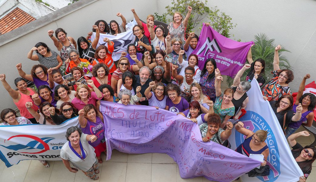 Na véspera do Dia Internacional da Mulher, o ex-presidente Lula recebeu nesta terça-feira 7, na sede do Instituto Lula, uma comissão formada por movimentos de mulheres sindicalistas para a entrega de um manifesto de apoio a ele; "Vou continuar influenciando as mulheres para que tenham consciência de que a Dilma foi só o primeiro passo, e que as mulheres podem muito mais", afirmou o petista (Foto: Gisele Federicce) Na véspera do Dia Internacional da Mulher, o ex-presidente Lula recebeu nesta terça-feira 7, na sede do Instituto Lula, uma comissão formada por movimentos de mulheres sindicalistas para a entrega de um manifesto de apoio a ele; "Vou continuar influenciando as mulheres para que tenham consciência de que a Dilma foi só o primeiro passo, e que as mulheres podem muito mais", afirmou o petista