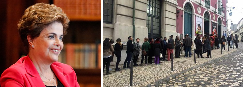 Tratada como presidente legítima do Brasil, o que de fato é, Dilma Rousseff está fazendo sucesso em Portugal; os ingressos para sua palestra, que acontece na tarde de quarta-feira em Lisboa, esgotaram-se em 20 minutos, deixando centenas de pessoas sem conseguir bilhetes mais de 24 horas antes do evento; devido à alta demanda, a organização da palestra estuda colocar um telão para as pessoas que ficarem de fora consigam também acompanhar a palestra, que abordará os ataques à democracia brasileira; fila para retirar os bilhetes deu a volta no quarteirão (Foto: Giuliana Miranda) Tratada como presidente legítima do Brasil, o que de fato é, Dilma Rousseff está fazendo sucesso em Portugal; os ingressos para sua palestra, que acontece na tarde de quarta-feira em Lisboa, esgotaram-se em 20 minutos, deixando centenas de pessoas sem conseguir bilhetes mais de 24 horas antes do evento; devido à alta demanda, a organização da palestra estuda colocar um telão para as pessoas que ficarem de fora consigam também acompanhar a palestra, que abordará os ataques à democracia brasileira; fila para retirar os bilhetes deu a volta no quarteirão