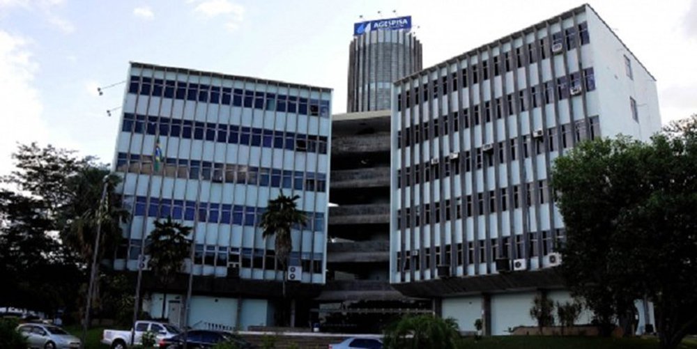 Vai longe a polêmica envolvendo a subconcessão dos serviços de abastecimento de água e esgotamento sanitário urbano de Teresina; a licitação internacional - a maior em curso no Brasil - tem prazo de vigência de 30 anos e está orçada em R$ 1,7 bilhão; o Pleno do Tribunal de Contas do Estado vai aguardar o prazo regimental de duas sessões para receber de volta e encerrar a votação de uma representação impetrada pela segunda colocada no certame licitatório, Saneamento Ambiental Águas do Brasil S/A. contra a Secretaria de Estado da Administração e Previdência (Foto: Leonardo Lucena) Vai longe a polêmica envolvendo a subconcessão dos serviços de abastecimento de água e esgotamento sanitário urbano de Teresina; a licitação internacional - a maior em curso no Brasil - tem prazo de vigência de 30 anos e está orçada em R$ 1,7 bilhão; o Pleno do Tribunal de Contas do Estado vai aguardar o prazo regimental de duas sessões para receber de volta e encerrar a votação de uma representação impetrada pela segunda colocada no certame licitatório, Saneamento Ambiental Águas do Brasil S/A. contra a Secretaria de Estado da Administração e Previdência