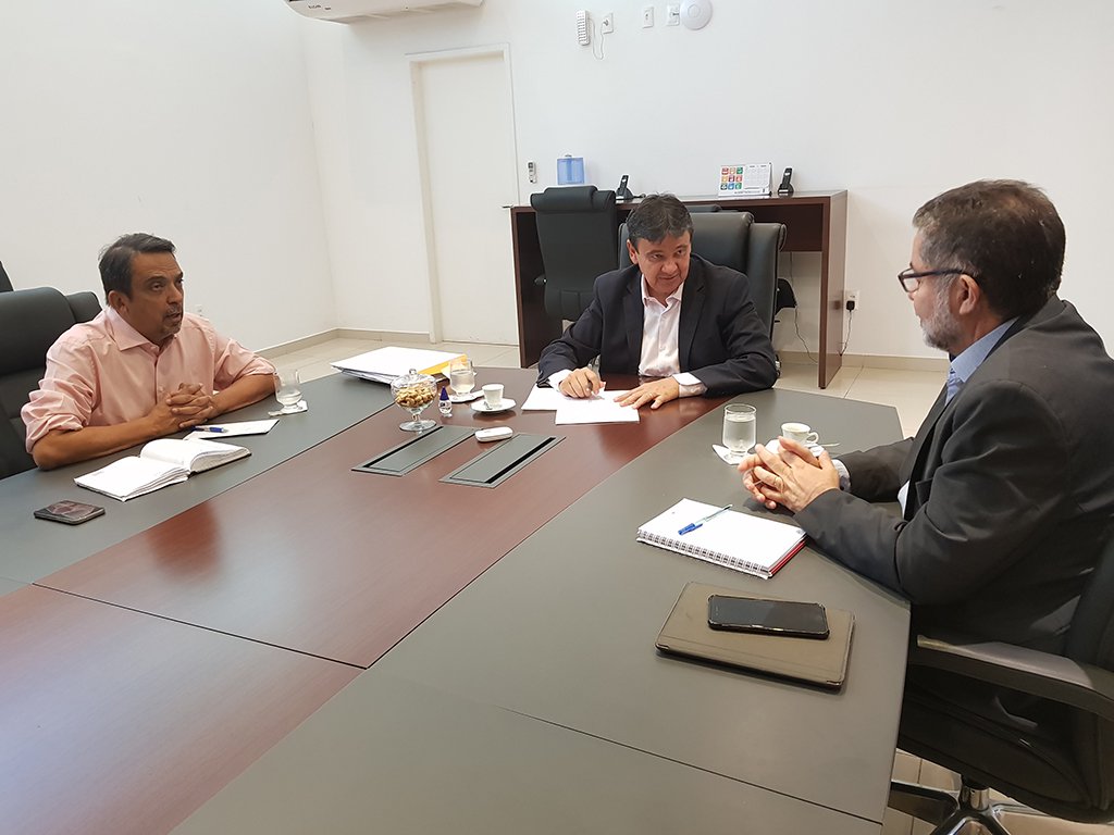 O governador Wellington Dias e o presidente da Fundação Piauí Fomento, César Fortes, trataram da criação de um fundo estadual de investimento e participação; ambos discutiram a medida que tem como objetivo fomentar investimentos com impacto significativo na economia do estado; “Tratamos aqui de uma das missões da Agência de Fomento que é a elaboração de um projeto inovador que permite as condições de investimentos com financiamentos para projetos estratégico em áreas de alta lucratividade no Piauí”, explica o Wellington (Foto: Leonardo Lucena) O governador Wellington Dias e o presidente da Fundação Piauí Fomento, César Fortes, trataram da criação de um fundo estadual de investimento e participação; ambos discutiram a medida que tem como objetivo fomentar investimentos com impacto significativo na economia do estado; “Tratamos aqui de uma das missões da Agência de Fomento que é a elaboração de um projeto inovador que permite as condições de investimentos com financiamentos para projetos estratégico em áreas de alta lucratividade no Piauí”, explica o Wellington