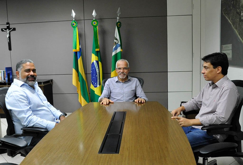 O prefeito Edvaldo Nogueira anunciou, na segunda-feira (29) o coronel da reserva da Polícia Militar, Luis Fernando Silveira de Almeida, como secretário municipal de Defesa Social; “O coronel Luis Fernando é um profissional extremamente competente, tem experiência e conhecimento. Foi um dos responsáveis pela elaboração do nosso programa de governo”, afirmou o prefeito (Foto: José Barbacena) O prefeito Edvaldo Nogueira anunciou, na segunda-feira (29) o coronel da reserva da Polícia Militar, Luis Fernando Silveira de Almeida, como secretário municipal de Defesa Social; “O coronel Luis Fernando é um profissional extremamente competente, tem experiência e conhecimento. Foi um dos responsáveis pela elaboração do nosso programa de governo”, afirmou o prefeito