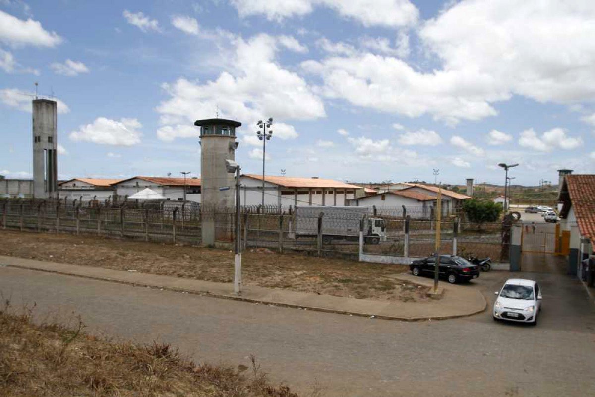 Durante operação na Bahia e em Sergipe, a Polícia Civil (PC) prendeu 15 integrantes de uma quadrilha, que era comandada do interior do Presídio de São Cristóvão, em Sergipe; as prisões foram efetuadas por 140 agentes sob o comando da 2ª Coordenadoria Regional de Polícia do Interior, de Alagoinhas (BA); eles cumpriram 34 mandados de prisão preventiva e 34 de busca e apreensão nas cidades de Rio Real, na Bahia, e Indiaroba e São Cristóvão, em Sergipe (Foto: Leonardo Lucena) Durante operação na Bahia e em Sergipe, a Polícia Civil (PC) prendeu 15 integrantes de uma quadrilha, que era comandada do interior do Presídio de São Cristóvão, em Sergipe; as prisões foram efetuadas por 140 agentes sob o comando da 2ª Coordenadoria Regional de Polícia do Interior, de Alagoinhas (BA); eles cumpriram 34 mandados de prisão preventiva e 34 de busca e apreensão nas cidades de Rio Real, na Bahia, e Indiaroba e São Cristóvão, em Sergipe