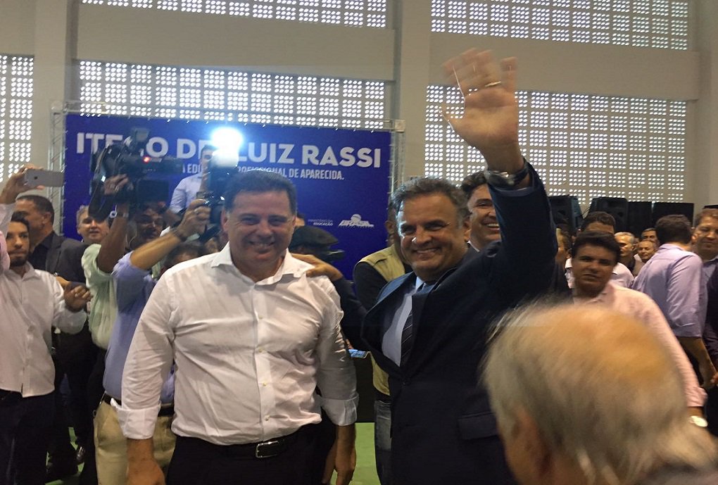 Presente na inauguração do Instituto Tecnológico de Goiás (Itego) de Aparecida de Goiânia a convite do governador Marconi Perillo (PSDB), o senador Aécio Neves (PSDB) não economizou elogios ao colega de partido, que completa hoje (7/3) 54 anos de idade; encontro aconteceu no final da tarde desta terça-feira; durante discurso, o presidente nacional do PSDB afirmou que Marconi é "o governador mais inovador do Brasil"; "Ainda vai muito longe", completou (Foto: José Barbacena) Presente na inauguração do Instituto Tecnológico de Goiás (Itego) de Aparecida de Goiânia a convite do governador Marconi Perillo (PSDB), o senador Aécio Neves (PSDB) não economizou elogios ao colega de partido, que completa hoje (7/3) 54 anos de idade; encontro aconteceu no final da tarde desta terça-feira; durante discurso, o presidente nacional do PSDB afirmou que Marconi é "o governador mais inovador do Brasil"; "Ainda vai muito longe", completou