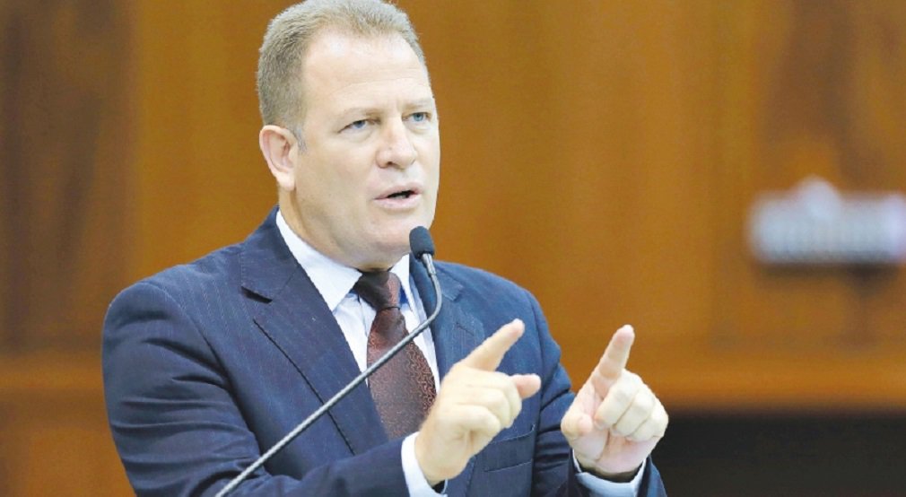 Deputado estadual Major Araújo (PRP) será notificado pela Justiça de Goiás para que retire todas as menções que atentaram contra a honra do governador Marconi Perillo nas redes sociais e também no blog mantidos pelo parlamentar; de acordo com o juiz Sandro Cássio Fagundes, há limites para a utilização da imunidade parlamentar, usada como escudo por Major Araújo para proferir ataques contra a honra do governador; “A imunidade parlamentar, embora sejam resguardados pela Constituição Federal, não são absolutos, pois seu exercício encontra limite nos direitos da personalidade”, arguiu o magistrado (Foto: José Barbacena) Deputado estadual Major Araújo (PRP) será notificado pela Justiça de Goiás para que retire todas as menções que atentaram contra a honra do governador Marconi Perillo nas redes sociais e também no blog mantidos pelo parlamentar; de acordo com o juiz Sandro Cássio Fagundes, há limites para a utilização da imunidade parlamentar, usada como escudo por Major Araújo para proferir ataques contra a honra do governador; “A imunidade parlamentar, embora sejam resguardados pela Constituição Federal, não são absolutos, pois seu exercício encontra limite nos direitos da personalidade”, arguiu o magistrado