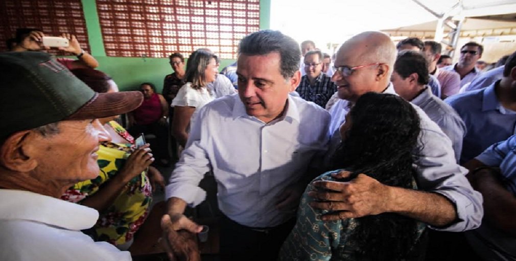 Os convênios entre o Governo de Goiás e as Prefeituras para a liberação de recursos do Goiás na Frente Municípios avançam: balanço da Secretaria de Estado de Governo (Segov) mostra que o governador Marconi Perillo já efetuou os depósitos dos recursos do programa para 25 municípios; outros 29 municípios estão neste momento preparando as minutas para a assinatura das parcerias; no total, serão liberados R$ 500 milhões neste ano e em 2018, em valores entre R$ 1 milhão e R$ 10 milhões (Foto: José Barbacena) Os convênios entre o Governo de Goiás e as Prefeituras para a liberação de recursos do Goiás na Frente Municípios avançam: balanço da Secretaria de Estado de Governo (Segov) mostra que o governador Marconi Perillo já efetuou os depósitos dos recursos do programa para 25 municípios; outros 29 municípios estão neste momento preparando as minutas para a assinatura das parcerias; no total, serão liberados R$ 500 milhões neste ano e em 2018, em valores entre R$ 1 milhão e R$ 10 milhões