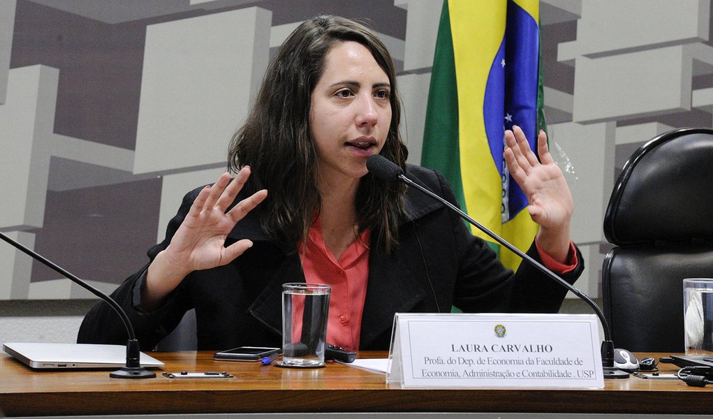 Para professora de economia da USP Laura Carvalho, sem reforma tributária, corte de desonerações, melhora da situação fiscal e das condições políticas, não há como fazer um programa de investimento em infraestrutura; “Alguns investimentos precisam ser pilares e têm que ser mantidos. Não há contradição entre crescer e distribuir ou redistribuir renda. O período entre 2005 e 2010 mostrou isso muito claramente”, disse; “O fato de termos parado de crescer não refuta a hipótese de que redistribuir renda é um bom caminho enquanto modelo econômico para o Brasil, nem quer dizer que é contraditório crescer e distribuir renda” (Foto: Aquiles Lins) Para professora de economia da USP Laura Carvalho, sem reforma tributária, corte de desonerações, melhora da situação fiscal e das condições políticas, não há como fazer um programa de investimento em infraestrutura; “Alguns investimentos precisam ser pilares e têm que ser mantidos. Não há contradição entre crescer e distribuir ou redistribuir renda. O período entre 2005 e 2010 mostrou isso muito claramente”, disse; “O fato de termos parado de crescer não refuta a hipótese de que redistribuir renda é um bom caminho enquanto modelo econômico para o Brasil, nem quer dizer que é contraditório crescer e distribuir renda”