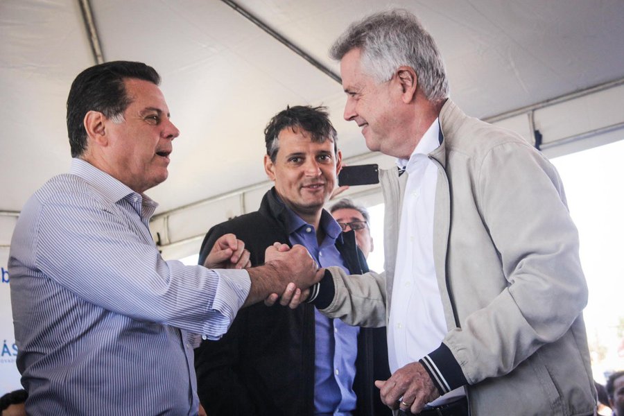 Os governadores de Goiás, Marconi Perillo, e do Distrito Federal, Rodrigo Rollemberg, inauguraram oficialmente, na quinta-feira, a Estação de Tratamento de Esgotos de Águas Lindas de Goiás; construída através do Consórcio Águas Lindas, composto pela Saneago e a Caesb; a ETE, cujas obras foram iniciadas em 2013, tem capacidade para atender a 135 mil habitantes em sua primeira etapa, tratando o esgoto com remoções superiores a 90% da matéria orgânica (Foto: José Barbacena) Os governadores de Goiás, Marconi Perillo, e do Distrito Federal, Rodrigo Rollemberg, inauguraram oficialmente, na quinta-feira, a Estação de Tratamento de Esgotos de Águas Lindas de Goiás; construída através do Consórcio Águas Lindas, composto pela Saneago e a Caesb; a ETE, cujas obras foram iniciadas em 2013, tem capacidade para atender a 135 mil habitantes em sua primeira etapa, tratando o esgoto com remoções superiores a 90% da matéria orgânica