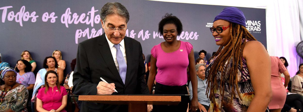 O governador Fernando Pimentel empossou, no Dia Internacional da Mulher, no Palácio da Liberdade, 34 integrantes do Conselho Estadual da Mulher (CEM), entre titulares e suplentes; o órgão é vinculado à Secretaria de Direitos Humanos, Participação Social e Cidadania (Sedpac) e tem caráter deliberativo e consultivo para promover ações em favor dos direitos das mulheres; "As mulheres negras sofrem ainda mais. Dados nacionais mostram isso. Em 10 anos, houve queda de 10% nos homicídios de mulheres brancas e aumento de 54% nos assassinatos de mulheres negras. Um completo absurdo. Os números são estarrecedores e não podem continuar assim" (Foto: Leonardo Lucena) O governador Fernando Pimentel empossou, no Dia Internacional da Mulher, no Palácio da Liberdade, 34 integrantes do Conselho Estadual da Mulher (CEM), entre titulares e suplentes; o órgão é vinculado à Secretaria de Direitos Humanos, Participação Social e Cidadania (Sedpac) e tem caráter deliberativo e consultivo para promover ações em favor dos direitos das mulheres; "As mulheres negras sofrem ainda mais. Dados nacionais mostram isso. Em 10 anos, houve queda de 10% nos homicídios de mulheres brancas e aumento de 54% nos assassinatos de mulheres negras. Um completo absurdo. Os números são estarrecedores e não podem continuar assim"