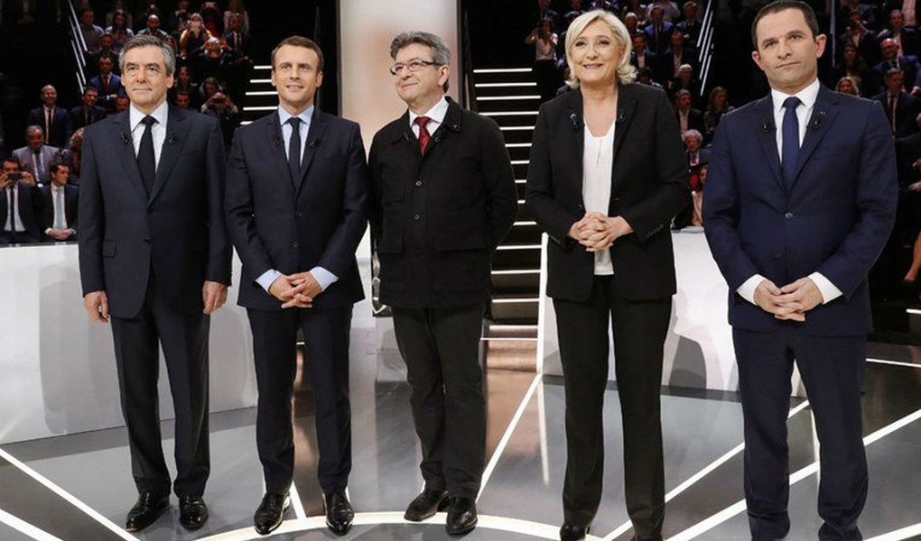 Berlim se preocupa tanto com o radicalismo de direita quanto com o de esquerda. A candidata de extrema-direita Marine Le Pen tem uma plataforma antieuropeia, propõe a saída da França do bloco e do comando militar da Otan, defende políticas ultranacionalistas, autoritárias e já demonstrou estar alinhada com as ideias de Donald Trump e até com o presidente russo, Vladimir Putin. Isso é tudo que o governo alemão não deseja. Mas Berlim teme igualmente a esquerda. O candidato Jean-Luc Mélenchon, da esquerda radical, teve uma ascensão meteórica nas sondagens de intenção de voto, tornando possível até mesmo que ele passe para o segundo turno. Um duelo final entre Mélenchon e Le Pen seria um verdadeiro pesadelo para Berlim (Foto: Aquiles Lins) Berlim se preocupa tanto com o radicalismo de direita quanto com o de esquerda. A candidata de extrema-direita Marine Le Pen tem uma plataforma antieuropeia, propõe a saída da França do bloco e do comando militar da Otan, defende políticas ultranacionalistas, autoritárias e já demonstrou estar alinhada com as ideias de Donald Trump e até com o presidente russo, Vladimir Putin. Isso é tudo que o governo alemão não deseja. Mas Berlim teme igualmente a esquerda. O candidato Jean-Luc Mélenchon, da esquerda radical, teve uma ascensão meteórica nas sondagens de intenção de voto, tornando possível até mesmo que ele passe para o segundo turno. Um duelo final entre Mélenchon e Le Pen seria um verdadeiro pesadelo para Berlim