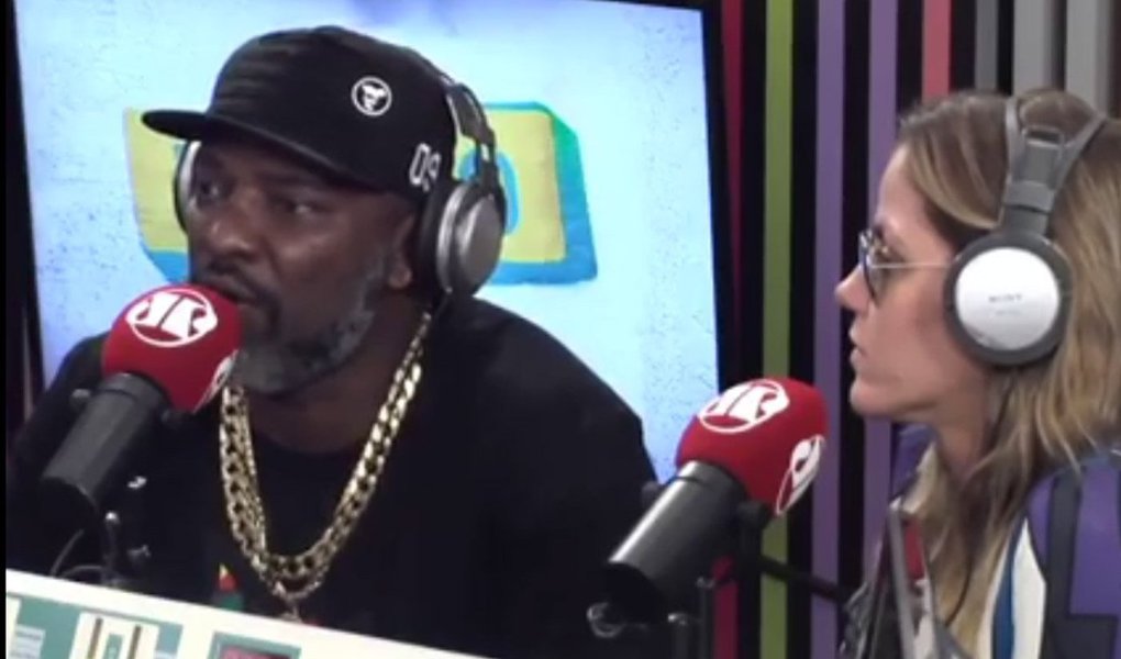 Foi lamentável e assustador ouvir de Mr. Catra, a seguinte afirmação: “Na realidade não foi o branco que escravizou o preto. Foi o negro que escravizou o negro e vendeu para o branco e todo mundo sabe disso” Todo mundo quem, cara pálida? (Foto: Nêggo Tom) Foi lamentável e assustador ouvir de Mr. Catra, a seguinte afirmação: “Na realidade não foi o branco que escravizou o preto. Foi o negro que escravizou o negro e vendeu para o branco e todo mundo sabe disso” Todo mundo quem, cara pálida?