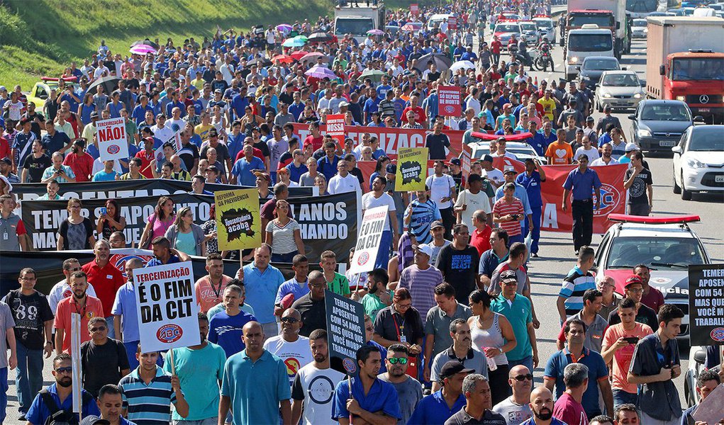 Os principais sindicatos metalúrgicos do país vão realizar nesta sexta-feira (29), a partir das 9 horas, a Plenária Nacional dos Trabalhadores da Indústria. A ideia é debater a organização da luta e da resistência contra as reformas e ataques do governo Temer e dos patrões; "A Plenária visa unir a classe trabalhadora e impedir a implantação da reforma trabalhista, além de apontar estratégia para enfrentar o governo Temer ", afirma Eduardo Henrique, dirigente da FNP/Sindipetro-RJ (Foto: Aquiles Lins) Os principais sindicatos metalúrgicos do país vão realizar nesta sexta-feira (29), a partir das 9 horas, a Plenária Nacional dos Trabalhadores da Indústria. A ideia é debater a organização da luta e da resistência contra as reformas e ataques do governo Temer e dos patrões; "A Plenária visa unir a classe trabalhadora e impedir a implantação da reforma trabalhista, além de apontar estratégia para enfrentar o governo Temer ", afirma Eduardo Henrique, dirigente da FNP/Sindipetro-RJ