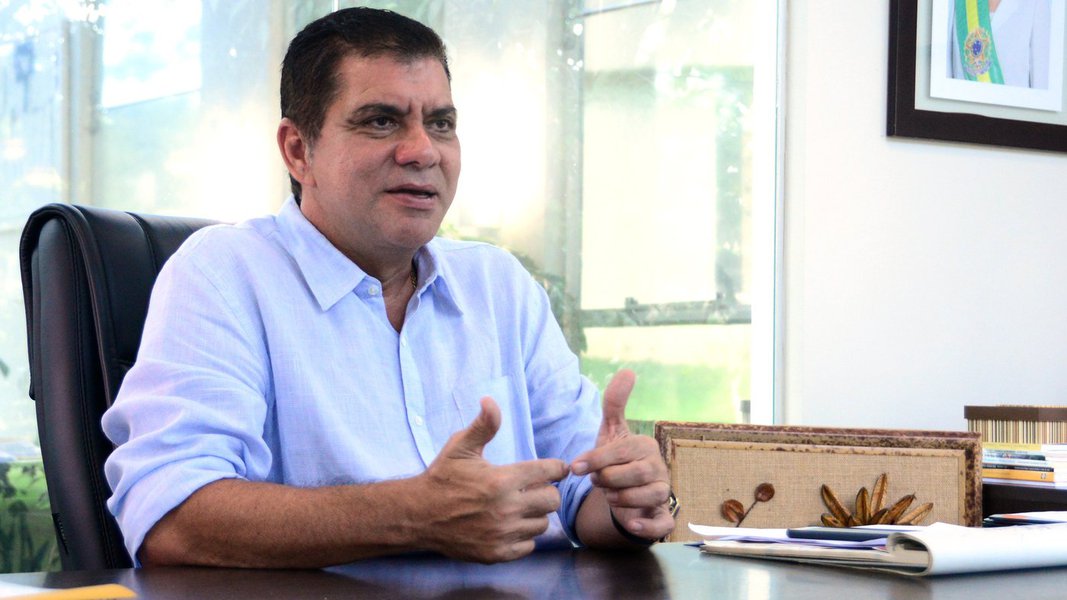 O prefeito de Palmas, Carlos Amastha apresentou o escalonamento do pagamento da data-base, progressões e retroativos dos servidores municipais; ao comentar a greve dos professores, o chefe do executivo municipal destacou que o salário da categoria na capital é um dos melhores do País e disse não ver motivos para a greve, por ter garantido que todos os direitos dos servidores serão pago até o final de abril de 2018 (Foto: Leonardo Lucena) O prefeito de Palmas, Carlos Amastha apresentou o escalonamento do pagamento da data-base, progressões e retroativos dos servidores municipais; ao comentar a greve dos professores, o chefe do executivo municipal destacou que o salário da categoria na capital é um dos melhores do País e disse não ver motivos para a greve, por ter garantido que todos os direitos dos servidores serão pago até o final de abril de 2018