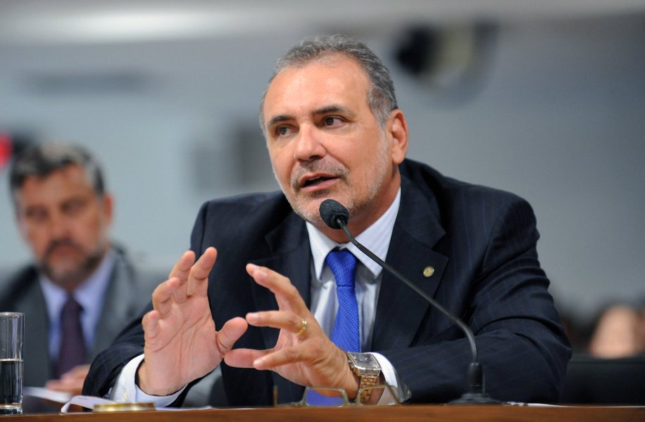 Deputado Nelson Pelegrino (PT) diz que o prefeito ACM Neto (DEM) "está tentando pongar nas obras do metrô", que são executadas pelo governo do Estado; segundo ele, ACM "retardou por nove meses os alvarás de liberação da obra para, provavelmente, não deixar o metrô chegar ao Iguatemi antes das eleições municipais" de 2016; para Pelegrino, "o prefeito está tentando se aproveitar da imagem positiva que o governo do Estado conquistou" ao destravar o projeto do metrô; "O prefeito está preocupado porque o governador Rui Costa (PT) faz uma administração em Salvador muito superior à dele" (Foto: Romulo Faro) Deputado Nelson Pelegrino (PT) diz que o prefeito ACM Neto (DEM) "está tentando pongar nas obras do metrô", que são executadas pelo governo do Estado; segundo ele, ACM "retardou por nove meses os alvarás de liberação da obra para, provavelmente, não deixar o metrô chegar ao Iguatemi antes das eleições municipais" de 2016; para Pelegrino, "o prefeito está tentando se aproveitar da imagem positiva que o governo do Estado conquistou" ao destravar o projeto do metrô; "O prefeito está preocupado porque o governador Rui Costa (PT) faz uma administração em Salvador muito superior à dele"
