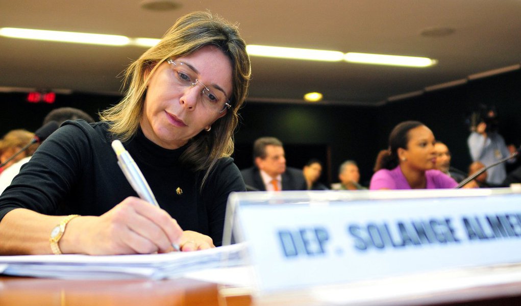 Governador Luiz Fernando Pezão (PMDB) tornou sem efeito nesta terça-feira, 14, a nomeação para o cargo de secretária de Estado da ex-deputada ré na Lava Jato e aliada de Eduardo Cunha (PMDB), Solange Almeida (PMDB), publicada na segunda-feira, 13, no Diário Oficial do Estado; segundo nota divulgada pelo governo do Rio nesta tarde, a decisão do governador foi tomada após o recebimento de um comunicado do Ministério Público Federal (MPF), com a informação de que Solange foi condenada em segunda instância por improbidade administrativa (Foto: Aquiles Lins) Governador Luiz Fernando Pezão (PMDB) tornou sem efeito nesta terça-feira, 14, a nomeação para o cargo de secretária de Estado da ex-deputada ré na Lava Jato e aliada de Eduardo Cunha (PMDB), Solange Almeida (PMDB), publicada na segunda-feira, 13, no Diário Oficial do Estado; segundo nota divulgada pelo governo do Rio nesta tarde, a decisão do governador foi tomada após o recebimento de um comunicado do Ministério Público Federal (MPF), com a informação de que Solange foi condenada em segunda instância por improbidade administrativa