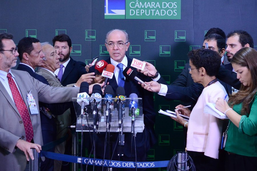 O sistema financeiro está doente", avalia o presidente do DEM na Bahia, deputado José Carlos Aleluia, sobre "a discrepância entre a taxa básica em queda praticada pelo Banco Central e os escorchantes juros cobrados pelos bancos a pessoas físicas e jurídicas", que chegam a ultrapassar os três dígitos no ano; "Essa agiotagem é um crime que inviabiliza a abertura e a sobrevivência dos negócios no País. É preciso rever o sistema financeiro brasileiro", afirma o parlamentar, que pretende levantar a questão no Congresso Nacional 'em busca de uma solução para o problema' (Foto: Romulo Faro) O sistema financeiro está doente", avalia o presidente do DEM na Bahia, deputado José Carlos Aleluia, sobre "a discrepância entre a taxa básica em queda praticada pelo Banco Central e os escorchantes juros cobrados pelos bancos a pessoas físicas e jurídicas", que chegam a ultrapassar os três dígitos no ano; "Essa agiotagem é um crime que inviabiliza a abertura e a sobrevivência dos negócios no País. É preciso rever o sistema financeiro brasileiro", afirma o parlamentar, que pretende levantar a questão no Congresso Nacional 'em busca de uma solução para o problema'