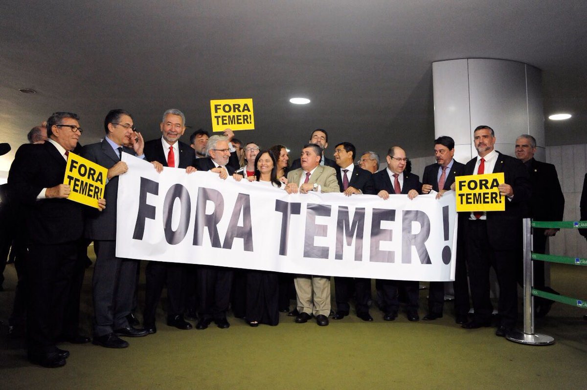 Dos 22 deputados federais do Ceará, apenas seis haviam registrado presença, na tarde de hoje, na segunda tentativa de colocar em votação o relatório do deputado Bonifácio de Andrada (PSDB-MG), que recomenda a rejeição da autorização ao STF para abrir processo por crime comum, contra Michel Temer e os ministros Eliseu Padinha (Casa Civil) e Moreira Franco (Secretaria-Geral). Pela manhã, devido à falta de quórum, o presidente da Câmara dos Deputados, Rodrigo Maia, teve que encerrar a sessão. Para o deputado José Guimarães (PT-CE), líder da minoria, "foi uma estratégia vitoriosa de todos os partidos da oposição". O presidente da Câmara Federal, deputado Rodrigo Maia (DEM-RJ), convocou nova sessão com a mesma pauta para as 14h30m. No meio da tarde, os governistas conseguiram atingir o quórum (Foto: Fatima 247) Dos 22 deputados federais do Ceará, apenas seis haviam registrado presença, na tarde de hoje, na segunda tentativa de colocar em votação o relatório do deputado Bonifácio de Andrada (PSDB-MG), que recomenda a rejeição da autorização ao STF para abrir processo por crime comum, contra Michel Temer e os ministros Eliseu Padinha (Casa Civil) e Moreira Franco (Secretaria-Geral). Pela manhã, devido à falta de quórum, o presidente da Câmara dos Deputados, Rodrigo Maia, teve que encerrar a sessão. Para o deputado José Guimarães (PT-CE), líder da minoria, "foi uma estratégia vitoriosa de todos os partidos da oposição". O presidente da Câmara Federal, deputado Rodrigo Maia (DEM-RJ), convocou nova sessão com a mesma pauta para as 14h30m. No meio da tarde, os governistas conseguiram atingir o quórum
