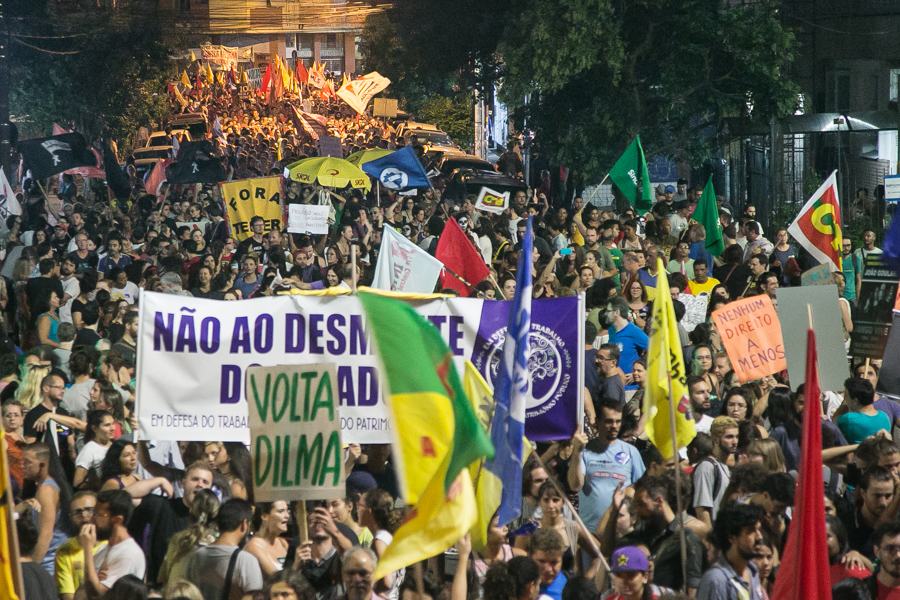 Milhares de pessoas participaram da marcha que encerrou a jornada de mobilização contra a Reforma da Previdência em Porto Alegre; segundo estimativa dos organizadores, cerca de 10 mil pessoas participaram do protesto, organizado pelas frentes Brasil Popular e Povo Sem Medo, por sindicatos, centrais sindicais e movimentos sociais; o ato exibiu uma unidade inédita até então: além das duas frentes, seis centrais sindicais, dezenas de sindicatos e movimentos sociais, contou também com a participação de partidos como o PT, PSOL, PCdoB, PSTU e PCB (Foto: Leonardo Lucena) Milhares de pessoas participaram da marcha que encerrou a jornada de mobilização contra a Reforma da Previdência em Porto Alegre; segundo estimativa dos organizadores, cerca de 10 mil pessoas participaram do protesto, organizado pelas frentes Brasil Popular e Povo Sem Medo, por sindicatos, centrais sindicais e movimentos sociais; o ato exibiu uma unidade inédita até então: além das duas frentes, seis centrais sindicais, dezenas de sindicatos e movimentos sociais, contou também com a participação de partidos como o PT, PSOL, PCdoB, PSTU e PCB
