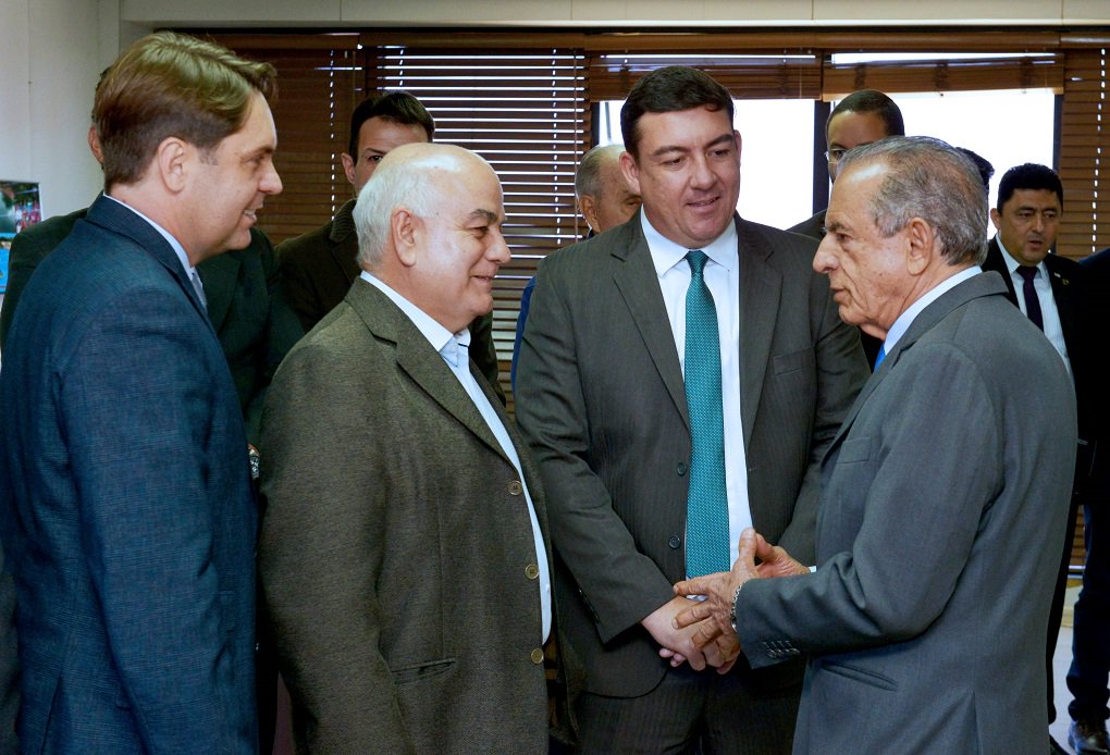 “Cumpri uma agenda positiva, com viagens ao interior e reuniões com secretários, deputados, prefeitos e lideranças empresariais. Ou seja, uma agenda com itens técnicos e políticos voltada para bom andamento do nosso Estado”, afirmou o presidente da Assembleia, que governou o Estado por sete dias; José Vitti liderou agenda administrativa com o prefeito Iris Rezende (PMDB) e tratou de ações e projetos para a Capital (Foto: José Barbacena) “Cumpri uma agenda positiva, com viagens ao interior e reuniões com secretários, deputados, prefeitos e lideranças empresariais. Ou seja, uma agenda com itens técnicos e políticos voltada para bom andamento do nosso Estado”, afirmou o presidente da Assembleia, que governou o Estado por sete dias; José Vitti liderou agenda administrativa com o prefeito Iris Rezende (PMDB) e tratou de ações e projetos para a Capital