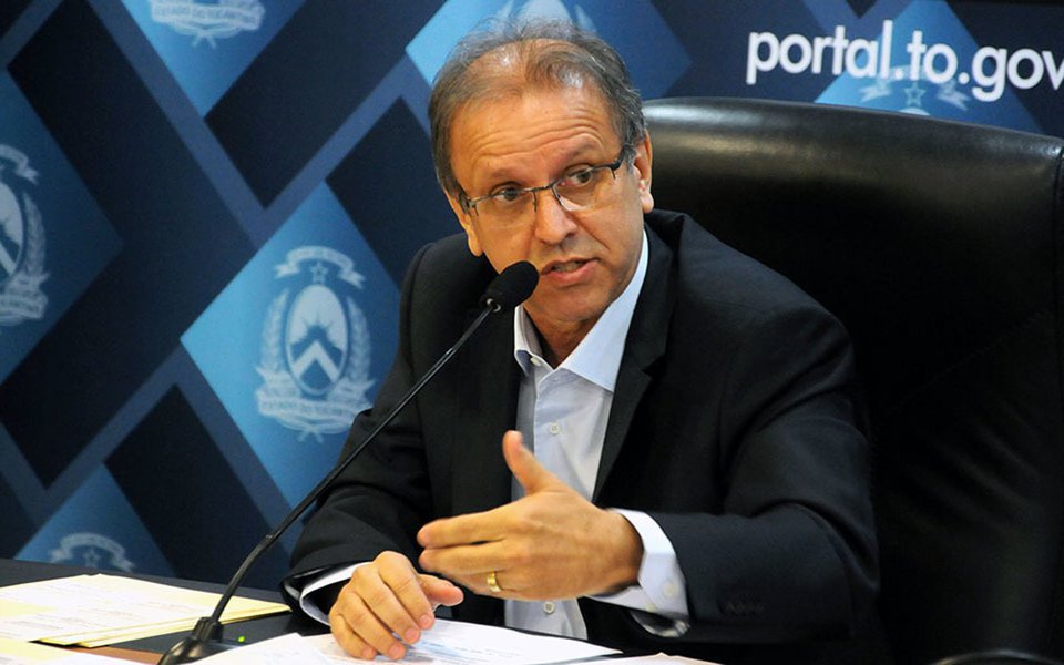 O ministro do STF Celso Melo emitiu uma Ação Direta de Inconstitucionalidade (ADI) afirmando a inconstitucionalidade dos artigos da Constituição Estadual que permitem deputados cassarem o mandato de um governador; parlamentares querem julgar o pedido de impeachment contra o governador Marcelo Miranda (PMDB) proposto pelo presidente do Sindicato dos Servidores Públicos do Estado (Sisepe), Cleiton Pinheiro; Marcelo é acusado de vários crimes de responsabilidade, entre eles o descumprimento da LRF por meio da contratação indiscriminada de servidores comissionados e contratos temporários (Foto: Leonardo Lucena) O ministro do STF Celso Melo emitiu uma Ação Direta de Inconstitucionalidade (ADI) afirmando a inconstitucionalidade dos artigos da Constituição Estadual que permitem deputados cassarem o mandato de um governador; parlamentares querem julgar o pedido de impeachment contra o governador Marcelo Miranda (PMDB) proposto pelo presidente do Sindicato dos Servidores Públicos do Estado (Sisepe), Cleiton Pinheiro; Marcelo é acusado de vários crimes de responsabilidade, entre eles o descumprimento da LRF por meio da contratação indiscriminada de servidores comissionados e contratos temporários