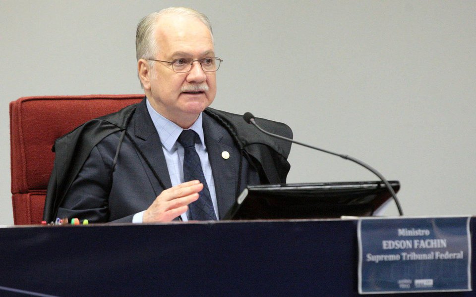 Ministro do Supremo Tribunal Federal Edson Fachin enviou para o Tribunal Regional Federal da 1ª Região o caso que envolve o ex-ministro chefe da Casa Civil Jaques Wagner; como agora é secretário estadual na Bahia, o órgão competente para julgá-lo é o TRF-1; o caso se refere a fatos narrados em acordo de colaboração premiada de executivos da Odebrecht que implicam Wagner e o ex-presidente Luiz Inácio Lula da Silva; agora, caberá ao TRF-1 decidir pela manutenção ou não de procedimento investigatório contra o ex-presidente no mesmo processo que tramita contra o ex-ministro da Casa Civil (Foto: Aquiles Lins) Ministro do Supremo Tribunal Federal Edson Fachin enviou para o Tribunal Regional Federal da 1ª Região o caso que envolve o ex-ministro chefe da Casa Civil Jaques Wagner; como agora é secretário estadual na Bahia, o órgão competente para julgá-lo é o TRF-1; o caso se refere a fatos narrados em acordo de colaboração premiada de executivos da Odebrecht que implicam Wagner e o ex-presidente Luiz Inácio Lula da Silva; agora, caberá ao TRF-1 decidir pela manutenção ou não de procedimento investigatório contra o ex-presidente no mesmo processo que tramita contra o ex-ministro da Casa Civil